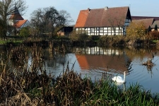 Budynek mieszkalny oraz kości&oacute;ł w Swołowie (1)