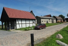 Budynki gospodarcze wzdłuż drogi w Swołowie (1)
