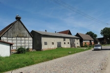 Budynki gospodarcze wzdłuż drogi w Swołowie (2)