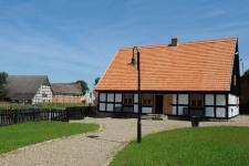 Budynek mieszkalny oraz zabudowania gospodarcze w tle w Swołowie (1)