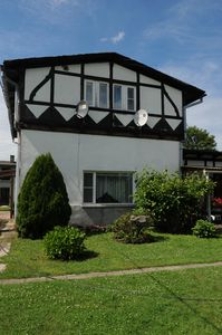 Stacja kolejowa zaadaptowana na budynek mieszkalny w Żelkowie