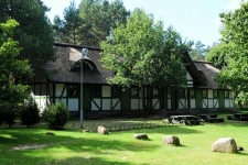 Budynek z pokojami gościnnymi w Smołdzińskim Lasie