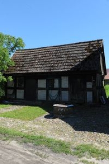 Budynki gospodarcze w Charnowie