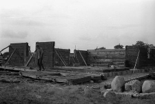 Budowa przeniesionej z Pog&oacute;dek chaty K. Gdańca - Wdzydze