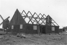 Budowa przeniesionej z Pog&oacute;dek chałupy sumikowo-łątkowej - Wdzydze KPE [1]