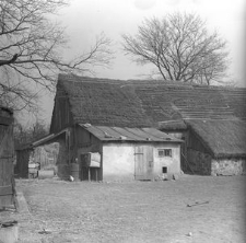 Stodoła szkieletowa z dobud&oacute;wkami na ścianie frontowej - Grab&oacute;wko