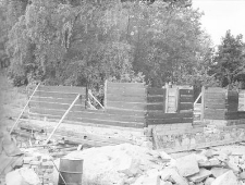 Dworek przeniesiony z Chrztowa w budowie - Wdzydze KPE