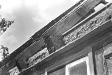 Chałupa zrębowa z zabudowanym podcieniem narożnym - Szopa