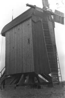 Wiatrak "koźlak" z XVIII wieku - Drewnica