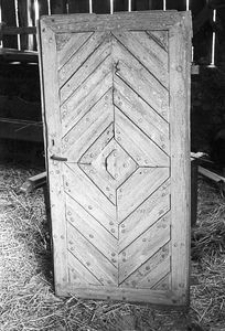 Drzwi z dawnego kościoła w Chmielnie