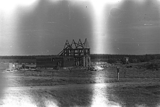 Montaż dworku zrębowo-szkieletowego przeniesionego z Nowego Barkoczyna - Wdzydze