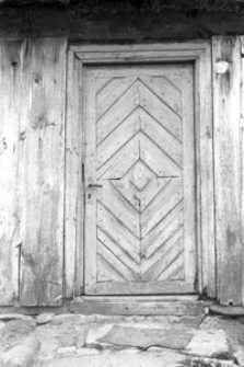 Drzwi spongowe w chałupie szkieletowej Beli - Zawory