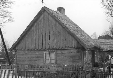 Chałupa zrębowa z wnęką w ścianie długofrontowej - Skorzenno