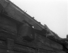 Rozbi&oacute;rka XVIII-wiecznej chałupy zrębowej z podcieniem z Bobowa