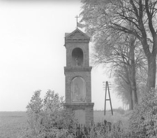 Kapliczka murowana na roztaju dr&oacute;g - Mirotki