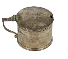 Naczynie z przykrywką na zawiasie