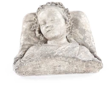 Rzeźba śpiącej dziewczynki (fragment nagrobka?)