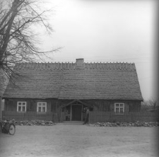 Dworek konstrukcji zrębowej z I poł. XIX wieku - Trzebuń