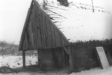 Rozbi&oacute;rka XVIII-wiecznej chałupy zrębowej z podcieniem pełnoszczytowym - Loryniec