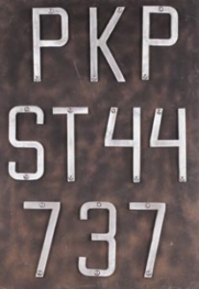 Tablica z numerem lokomotywy ST 44 737