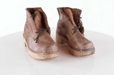 Buty skórzane sznurowane z podeszwą drewnianą (drewniaki )
