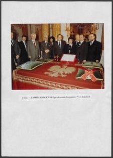 Kartka z albumu - Zamek Królewski - przekazanie Insygniów Prezydenckich