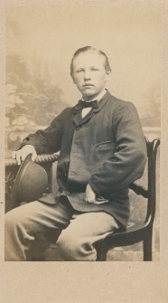 Zdjęcie młodzieńca - portret siedzący