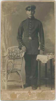 Zdjęcie mężczyzny, żołnierza - portret całopostaciowy