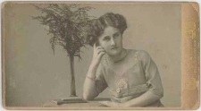 Zdjęcie kobiety - półpostać, portret siedzący