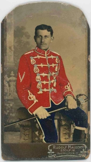 Zdjęcie mężczyzny, żołnierza w mundurze 5. Regimentu Huzarów w Słupsku - portret siedzący