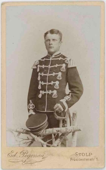 Zdjęcie mężczyzny, żołnierza 5. Regimentu Huzarów w Słupsku - portret do kolan