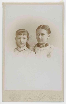 Zdjęcie dwóch młodych kobiet - popiersie