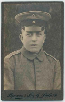 Zdjęcie mężczyzny w mundurze wojskowym - popiersie
