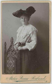 Zdjęcie kobiety w kapeluszu - portret do kolan