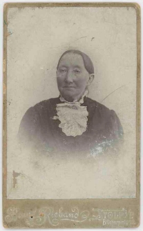 Zdjęcie starszej kobiety - popiersie