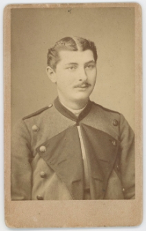 Zdjęcie mężczyzny w mundurze - popiersie
