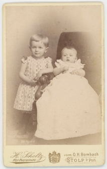 Zdjęcie dwojga małych dzieci - portret całopostaciowy