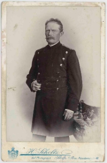 Zdjęcie mężczyzny w mundurze - portret do kolan