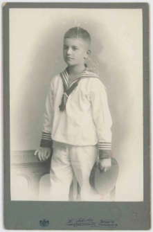 Zdjęcie ośmioletniego chłopca w marynarskim mundurze - portret do kolan