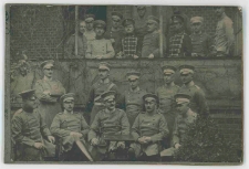 Zdjęcie grupy dwudziestu jeden mężczyzn, żołnierzy 5. Regimentu Huzarów w Słupsku
