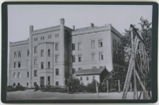 Budynek ówczesnego gimnazjum, widziany od tyłu, dziś I Liceum Ogólnokształcące przy ul. Szarych Szeregów
