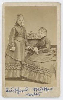 Zdjęcie dwóch młodych kobiet - portret całopostaciowy