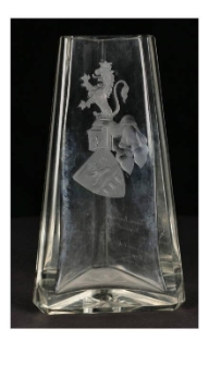 Wazon dekorowany herbem