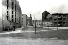 Widok na kości&oacute;ł Mariacki i budynek poczty przy ulicy Łukasiewicza
