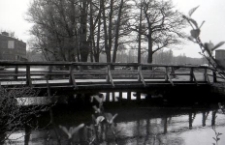 Most łączący brzegi Młynówki w okolicy składu drewna