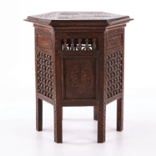 Stolik z blatem sześciokątnym