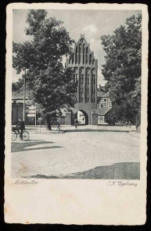 Przy bramie kolejowej w Stolpie