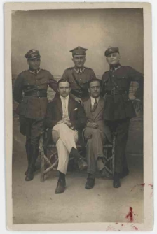 Poczt&oacute;wka fotograficzna, trzej żołnierze i dwaj cywile na tle morza