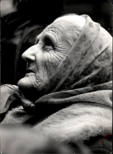 Wierni przy krwawiącym krzyżu