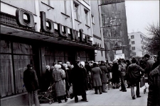 Queue at the shoe shop in the Old Market Square